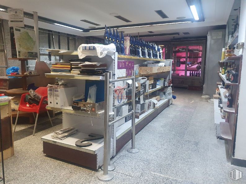 Local en alquiler en Avenida Castilla La Mancha, Cuenca, 16004 con silla, diseño automovilístico, estante, gafas, estantería, venta al por menor, suelos, máquina, ingeniería y evento alrededor