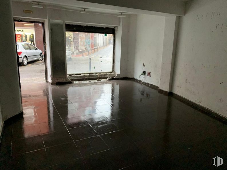 Retail for sale at Calle Cereria, Talavera de la Reina, Toledo, 45600 with car, tire, window, wheel, fixture, hall, floor, flooring, wood and tile flooring around