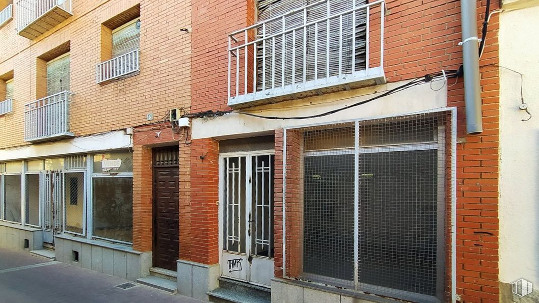 Retail for sale at Calle Remedios, Sonseca, Toledo, 45100 with window, door, building, fixture, brickwork, wood, brick, building material, neighbourhood and residential area around