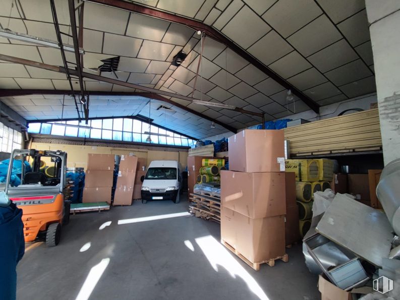 Nave en venta en Calle Zarzuela, 17, Fuenlabrada, Madrid, 28942 con caja de envío, caja, vehículo comercial ligero, vehículo industrial, luz de estacionamiento, aparcamiento, camioneta, monovolumen compacto, almacén y camión alrededor