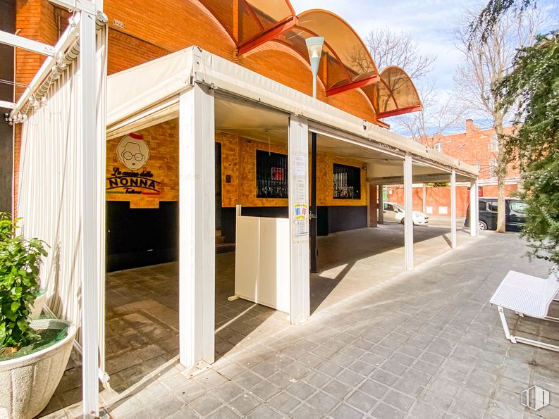 Local en venta en Avenida Viñuelas, 45, Tres Cantos, Madrid, 28760 con planta, edificio, sombra, cielo, zona residencial, madera, fachada, techo, casa y chalet alrededor