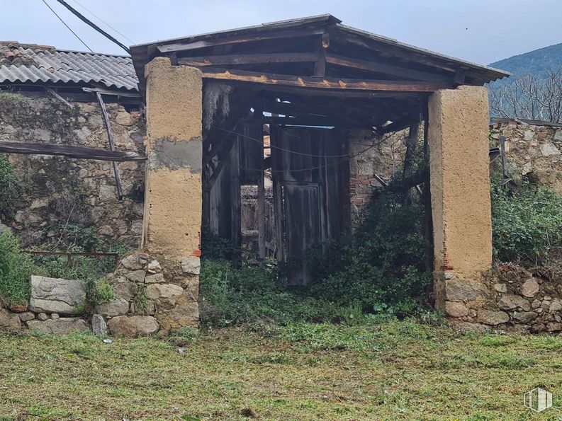 Land for sale at Travesía Torrejón, La Adrada, Ávila, 05430 with plant, sky, land lot, wood, landscape, hut, shack, shed, shade and roof around