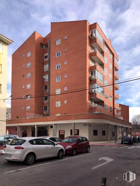 Retail for sale at Calle Felipe Solano Antelo, 16, Guadalajara, 19002 with car, building, cloud, wheel, sky, property, window, tire, vehicle and urban design around