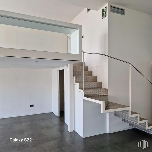 Oficina en alquiler en Calle Emilio Muñoz, 3, San Blas - Canillejas, Madrid, 28037 con edificio, escaleras, madera, interiorismo, suelos, accesorio, suelo, hall, madera dura y material compuesto alrededor