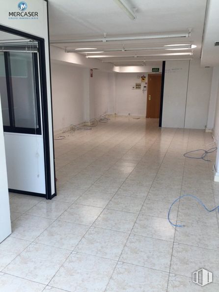 Office for rent at Vía Complutense, Alcalá de Henares, Madrid, 28805 with door, fixture, building, interior design, flooring, floor, material property, ceiling, glass and tile flooring around