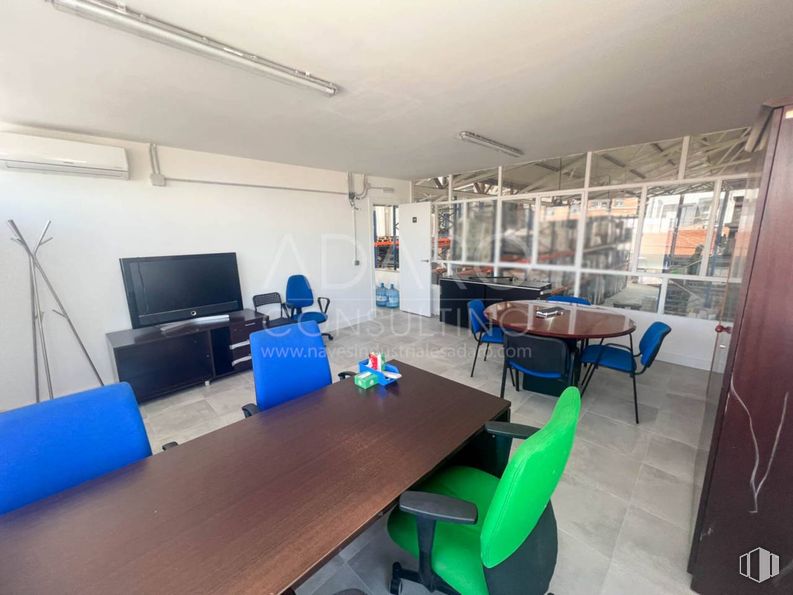 Industrial for sale at Calle Fuentelviejo, San Blas - Canillejas, Madrid, 28022 with chair, television, table, kitchen & dining room table, table top, desk, furniture, interior design, flooring and floor around