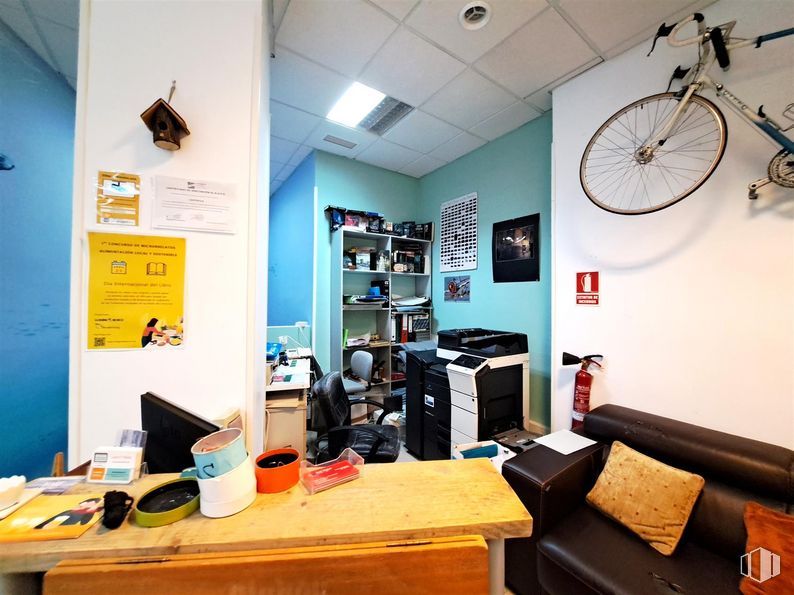 Local en venta en Calle Estación, Las Rozas de Madrid, Madrid, 28230 con bicicleta, sofá, neumático, rueda, rueda de bicicleta, almohada, cojín, mueble, mesa y interiorismo alrededor