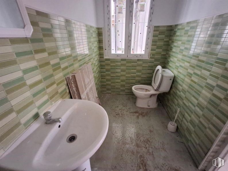 Retail for sale at Avenida Juan de la Cierva, 5, Getafe, Madrid, 28901 with toilet, sink, window, flooring, floor, toilet seat, composite material, tile, plumbing fixture and tile flooring around