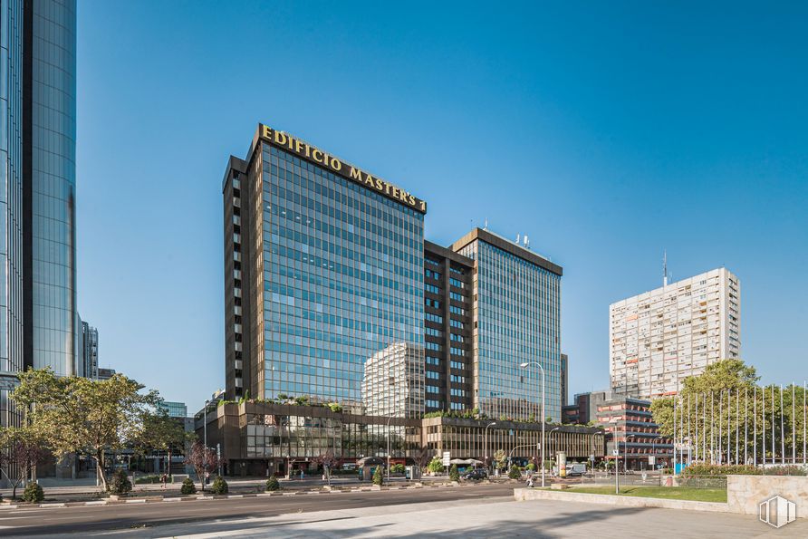 Oficina en alquiler en Edificio Masters I, Avenida General Perón, 38 B, Tetuán, Madrid, 28046 con edificio, cielo, día, rascacielos, planta, árbol, bloque de torre, diseño urbano, condominio y torre alrededor