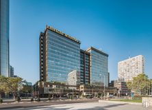 Oficina en alquiler en Edificio Masters I, Avenida General Perón, 38 B, Tetuán, Madrid, 28046 con edificio, cielo, día, rascacielos, planta, árbol, bloque de torre, diseño urbano, condominio y torre alrededor