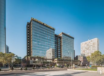 Oficina en alquiler en Edificio Masters I, Avenida General Perón, 38 B, Tetuán, Madrid, 28046 con edificio, cielo, día, rascacielos, planta, árbol, bloque de torre, diseño urbano, condominio y torre alrededor