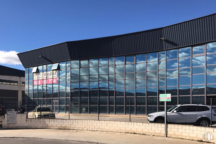 Industrial for rent at Calle Francisco Medina Mendoza, 1, Cabanillas del Campo, Guadalajara, 19171 with car, building, sky, tire, wheel, shade, vehicle, architecture, automotive tire and cloud around