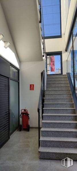 Local en alquiler en Calle Robla, Fuenlabrada, Madrid, 28947 con ventana, escaleras, accesorio, piso, suelo, puerta, edificio, línea, carretera y casa alrededor