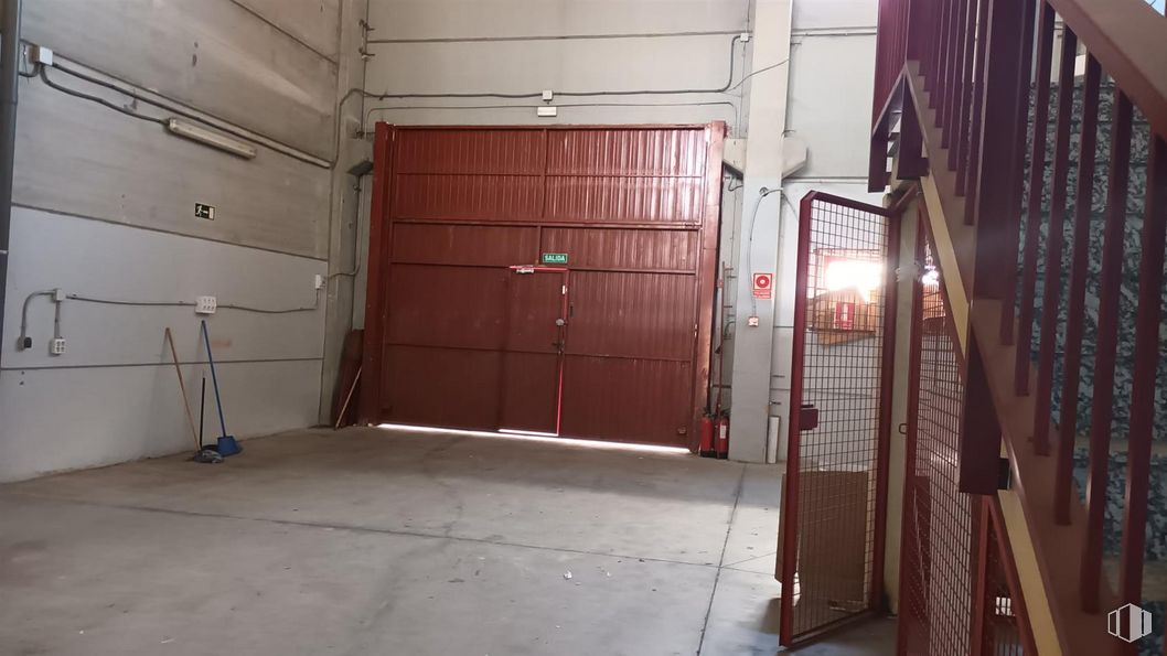 Industrial for rent at Calle Turín, 15, Parla, Madrid, 28980 with door, wood, fixture, floor, flooring, building, hardwood, automotive exterior, house and wood stain around