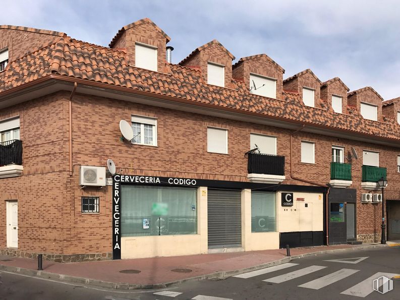 Retail for sale & for rent at Barrio del Pilar, 1, Yeles, Toledo, 45220 with building, window, sky, architecture, urban design, fixture, neighbourhood, brick, residential area and real estate around