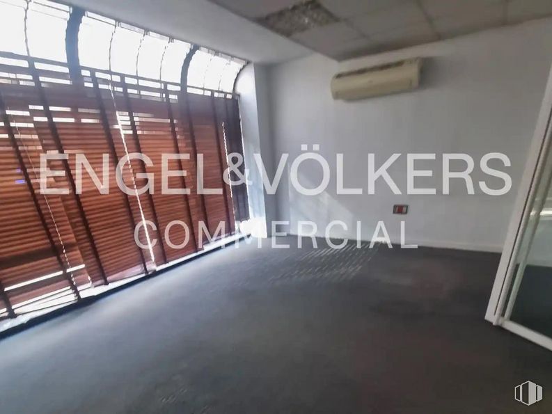 Office for rent at Calle Manuel Tovar, 16, Fuencarral - El Pardo, Madrid, 28034 with interior design, floor, wood, flooring, wall, fixture, hall, font, ceiling and facade around