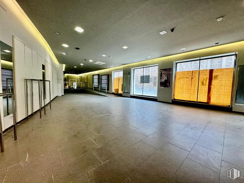 Retail for rent at Calle San Millán, Ávila, 05001 with fixture, flooring, hall, floor, tile flooring, ceiling, glass, city, event and lobby around