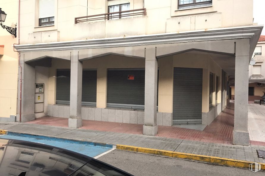 Retail for rent at Calle Mora, 4, Sonseca, Toledo, 45100 with window, property, building, architecture, neighbourhood, asphalt, road surface, automotive exterior, shade and door around