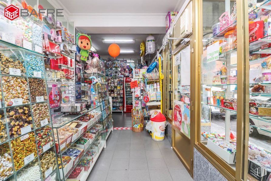 Retail for sale at Calle Gabino Jimeno, Usera, Madrid, 28026 with shelf, product, shelving, customer, convenience store, retail, market, publication, trade and service around