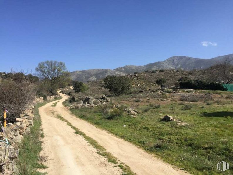 Land for sale at Polígono 10 Parcela, 139, Burgohondo, Ávila, 05113 with sky, plant, mountain, natural landscape, tree, slope, cloud, grassland, landscape and grass around