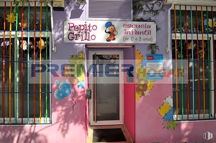 Local en alquiler en Zona Las Rosas, San Blas - Canillejas, Madrid, 28022 con ventana, puerta, edificio, accesorio, fachada, madera, asentamiento humano, venta al por menor, fuente y vidrio alrededor