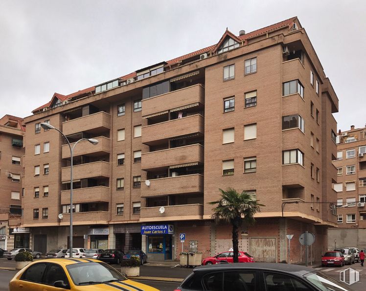 Retail for sale & for rent at Avenida Juan Carlos I, 56, Talavera de la Reina, Toledo, 45600 with car, building, automotive parking light, land vehicle, tire, sky, vehicle, window, wheel and infrastructure around