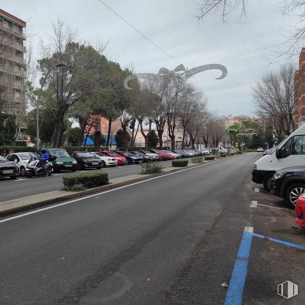 Local en venta en Avenida Juan de Austria, Alcalá de Henares, Madrid, 28804 con edificio, rueda, coche, neumático, cielo, vehículo, nube, infraestructura, superficie de la carretera y árbol alrededor