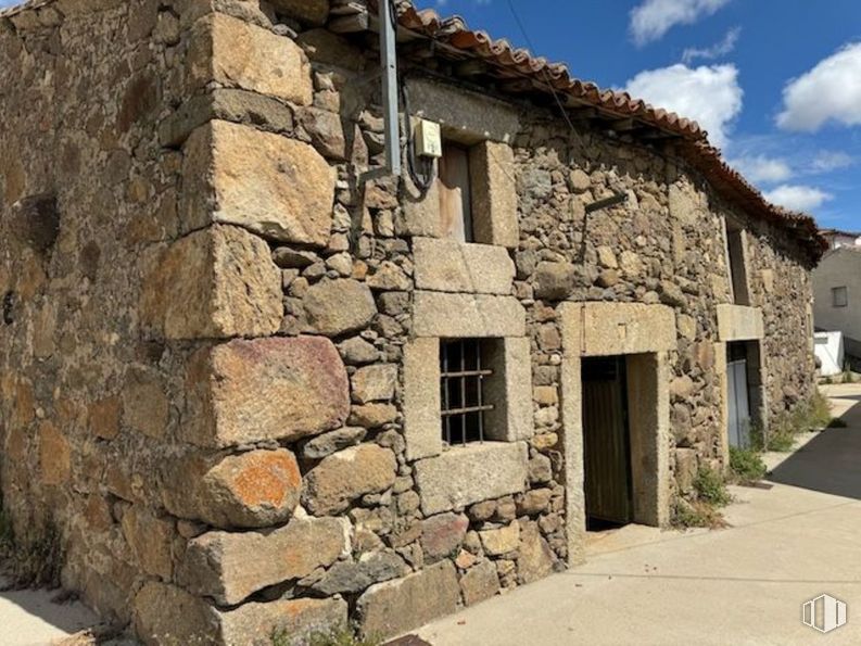 Industrial for sale at Calle Plazuelilla, 17, Gilbuena, Ávila, 05619 with window, door, cloud, sky, plant, wood, rural area, landscape, stone wall and facade around