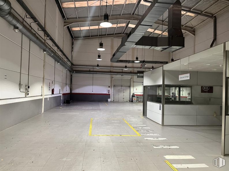 Industrial for rent at Calle Fundición, 101, Rivas-Vaciamadrid, Madrid, 28529 with lighting, flooring, floor, ceiling, hall, metal, fluorescent lamp, parking lot, parking and light fixture around