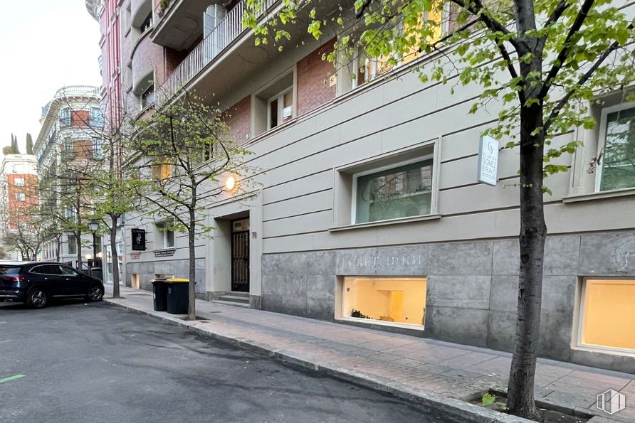 Oficina en alquiler en Calle Claudio Coello, 76, Salamanca, Madrid, 28001 con coche, ventana, chimenea, edificio, propiedad, neumático, rueda, superficie de la carretera, vehículo y árbol alrededor