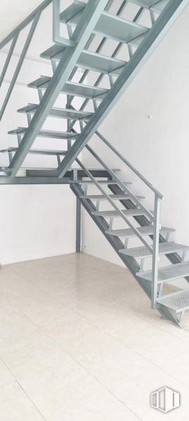 Retail for rent at Calle Mariano Vela, Usera, Madrid, 28026 with rectangle, wood, stairs, composite material, shelving, pattern, flooring, triangle, metal and handrail around