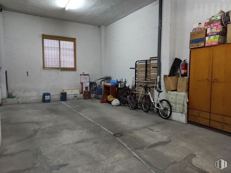 Retail for sale at Zona Buenavista - Carabanchel Alto, Carabanchel, Madrid, 28044 with window, bicycle, cabinetry, tire, wheel, building, architecture, bicycle wheel, wood and bicycle wheel rim around