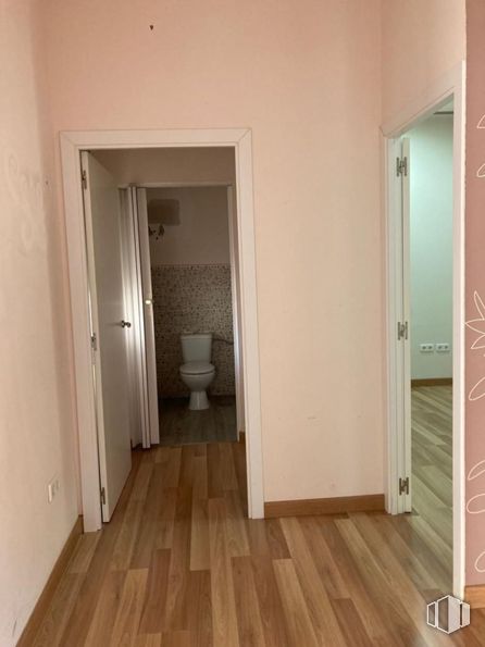 Local en alquiler en Zona Colonia Cortijo San Isidro, Aranjuez, Madrid, 28300 con inodoro, accesorio, madera, puerta, suelos, suelo, hall, tinte para madera, suelo laminado y edificio alrededor