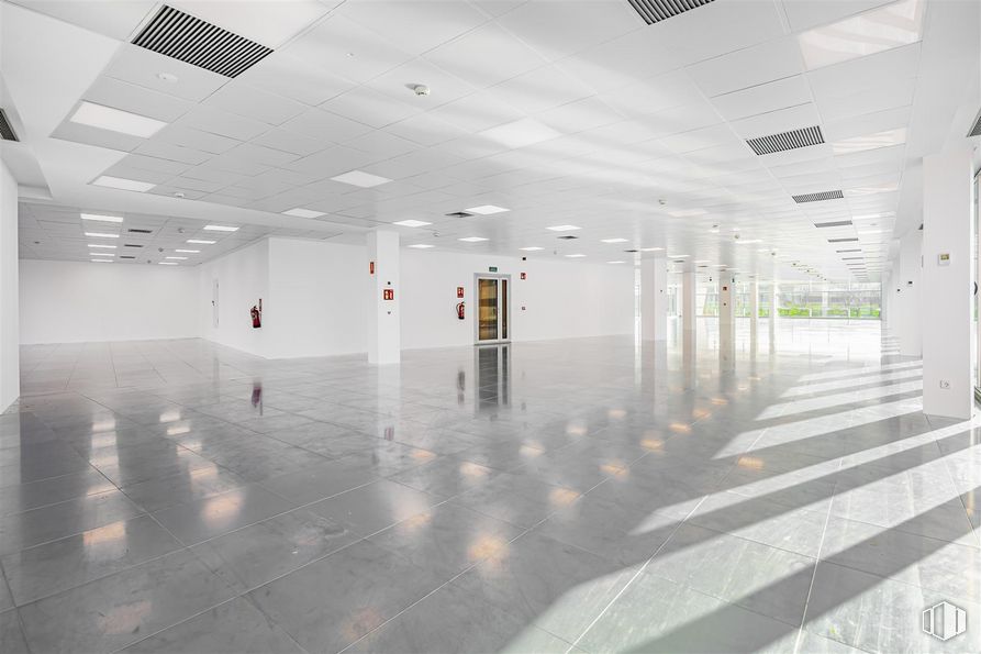 Office for rent at Edificio Oblicua, Calle Francisca Delgado, 11, Alcobendas, Madrid, 28108 with fixture, building, interior design, flooring, floor, wall, glass, hall, ceiling and space around