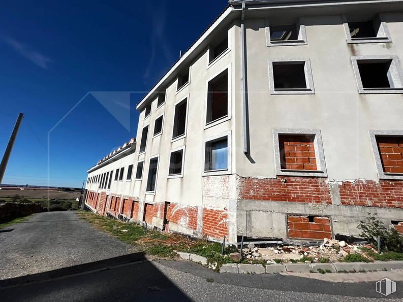 Land for sale at Casco urbano, Otero de Herreros, Segovia, 40422 with building, window, sky, plant, urban design, fixture, slope, residential area, rectangle and real estate around