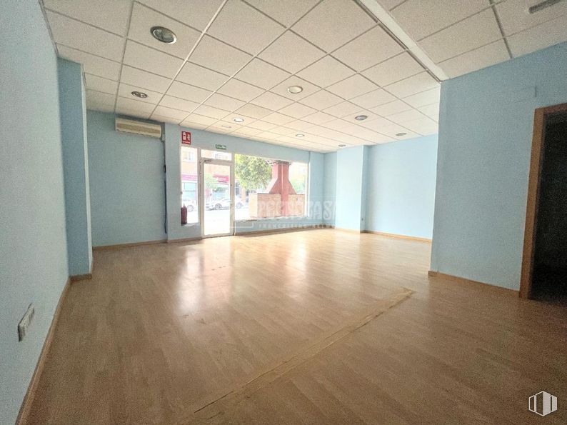 Local en venta en Zona San Nicasio, Leganés, Madrid, 28914 con puerta, edificio, hall, madera, interiorismo, suelos, suelo, madera dura, tinte para madera y accesorio alrededor