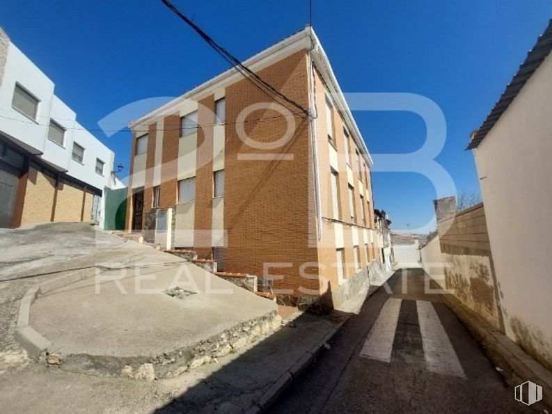 Land for sale at Casco urbano, Huerta de Valdecarábanos, Toledo, 45750 with building, sky, road surface, wood, urban design, asphalt, road, brick, facade and landscape around