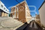 Suelo en venta en Casco urbano, Huerta de Valdecarábanos, Toledo, 45750 con edificio, cielo, superficie de la carretera, madera, diseño urbano, asfalto, carretera, ladrillo, fachada y paisaje alrededor