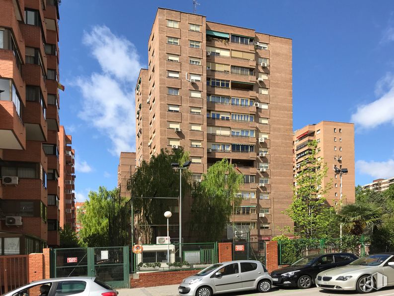 Retail for rent at Calle Sangenjo, 16, Fuencarral - El Pardo, Madrid, 28034 with car, building, automotive parking light, tire, cloud, wheel, sky, land vehicle, vehicle and window around