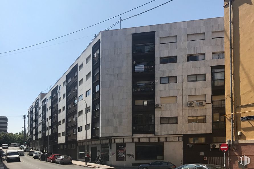 Local en venta en Calle Doctor Federico Rubio y Galí, 19, Tetuán, Madrid, 28039 con edificio, vehículo terrestre, coche, cielo, día, rueda, ventana, vehículo, infraestructura y neumático alrededor