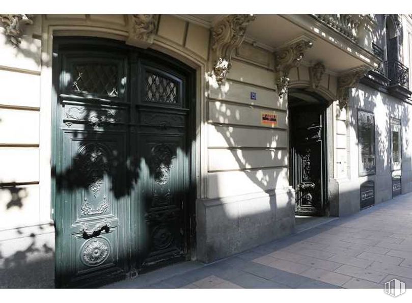 Oficina en alquiler en Calle Velázquez, 21, Salamanca, Madrid, 28001 con puerta, edificio, accesorio, fuente, tintes y tonos, fachada, arte, simetría, rectángulo y metal alrededor