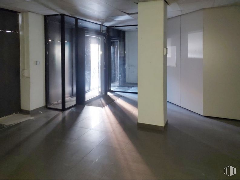 Local en alquiler y venta en Calle Virgen de Aranzazu, Fuencarral - El Pardo, Madrid, 28034 con accesorio, pasillo, suelo, piso, edificio, ciudad, vidrio, techo, material compuesto y suelo de baldosas alrededor