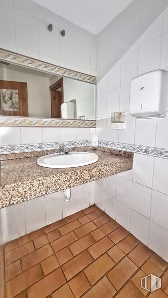 Local en alquiler en Urbanización La Cerca, Collado Villalba, Madrid, 28400 con fregadero, suelos, accesorios de fontanería, cuarto de baño, suelo, interiorismo, lavabo, azulejo, grifo y fontanería alrededor