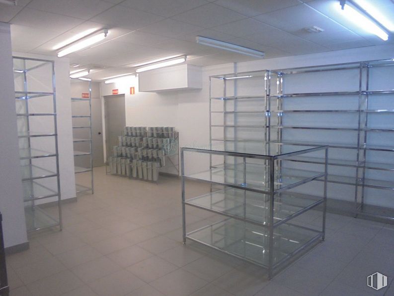 Retail for sale at Calle José Zorrilla, Segovia, 40002 with bookcase, fixture, floor, flooring, shelving, building, composite material, ceiling, space and glass around