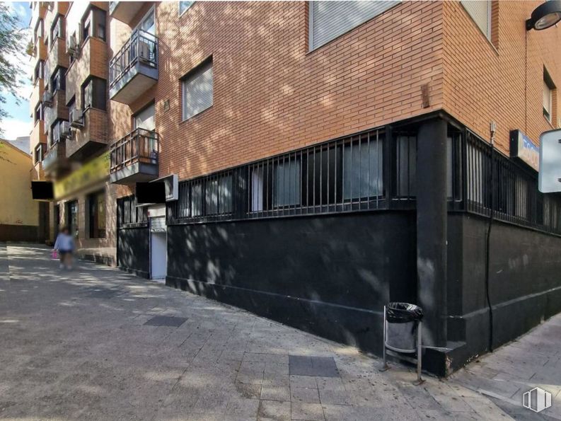 Retail for sale at Calle Federico Marín, Valdemoro, Madrid, 28340 with window, building, road surface, urban design, asphalt, wood, residential area, real estate, facade and city around