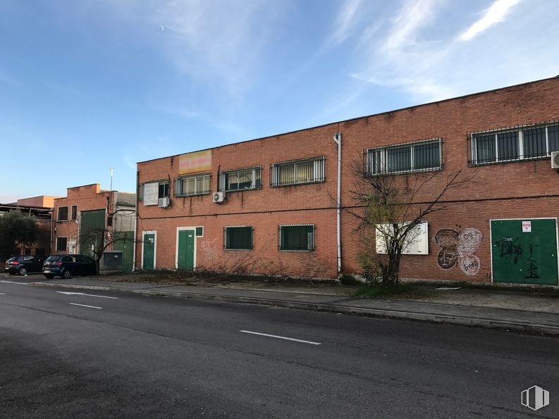 Nave en venta en Calle Copérnico, 5, Coslada, Madrid, 28823 con edificio, ventana, puerta, nube, cielo, luz de la calle, asfalto, lote de tierra, diseño urbano y superficie de carretera alrededor