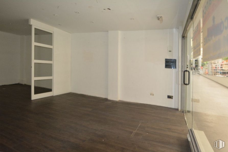 Retail for rent at Zona El Burgo, Las Rozas de Madrid, Madrid, 28231 with bookcase, building, fixture, wood, hall, floor, flooring, house, wood stain and laminate flooring around