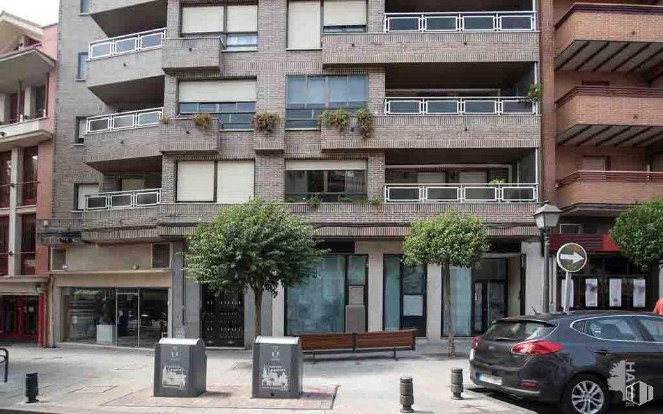 Local en venta en Plaza Salvador, 8, Leganés, Madrid, 28911 con coche, ventana, edificio, rueda, neumático, vehículo terrestre, propiedad, vehículo, placa de matrícula del vehículo y diseño urbano alrededor