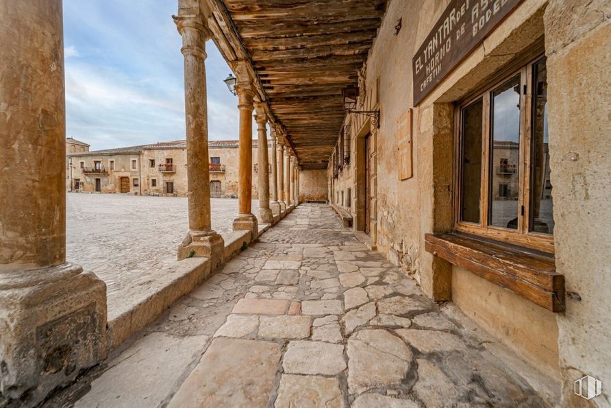 Retail for sale at Plaza Mayor, Pedraza, Segovia, 40172 with window, building, cloud, wood, sky, road surface, brick, brickwork, floor and flooring around