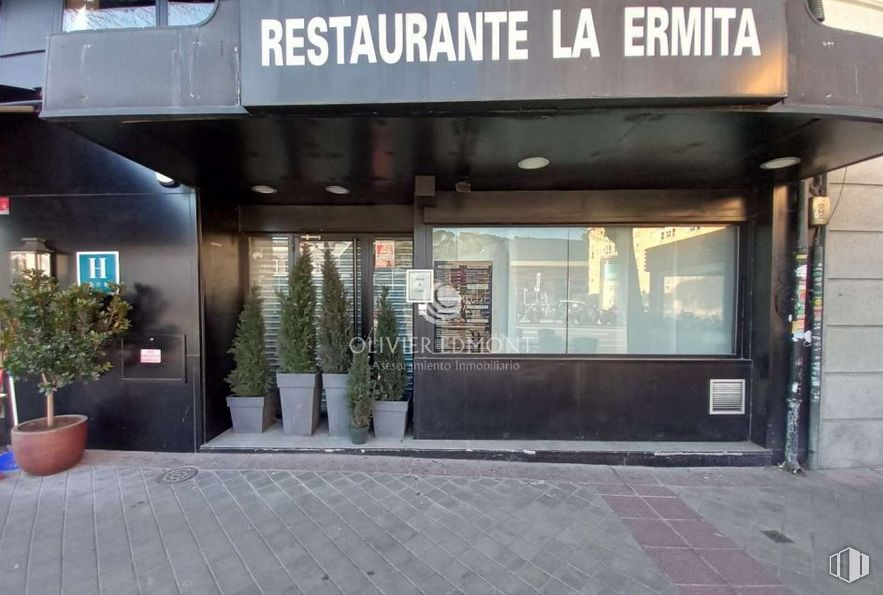 Local en alquiler en Paseo Florida, Moncloa - Aravaca, Madrid, 28008 con planta de interior, maceta, planta, edificio, accesorio, fachada, venta minorista, gas, puerta y fuente alrededor